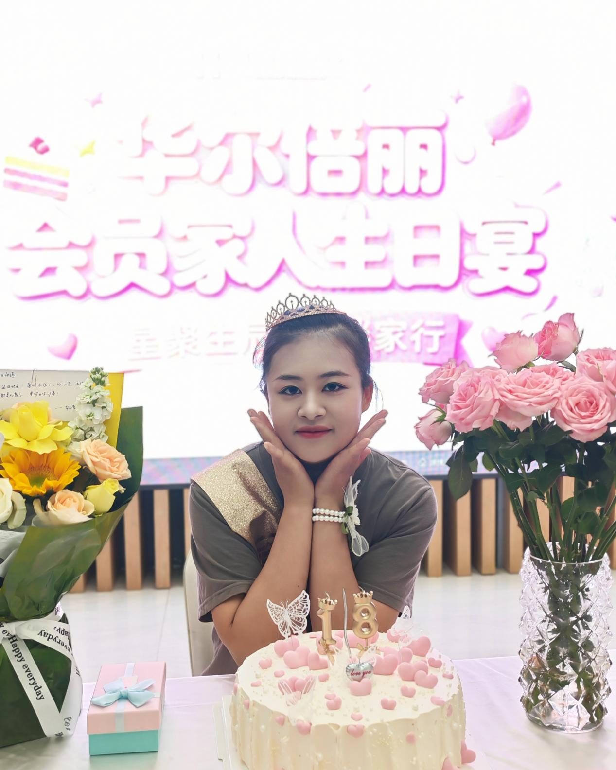 寿星托腮与蛋糕鲜花温馨合影