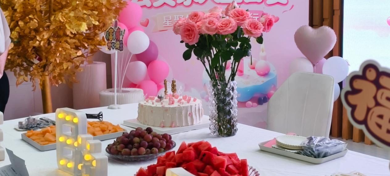 精致生日蛋糕与鲜花、果点茶歇就绪