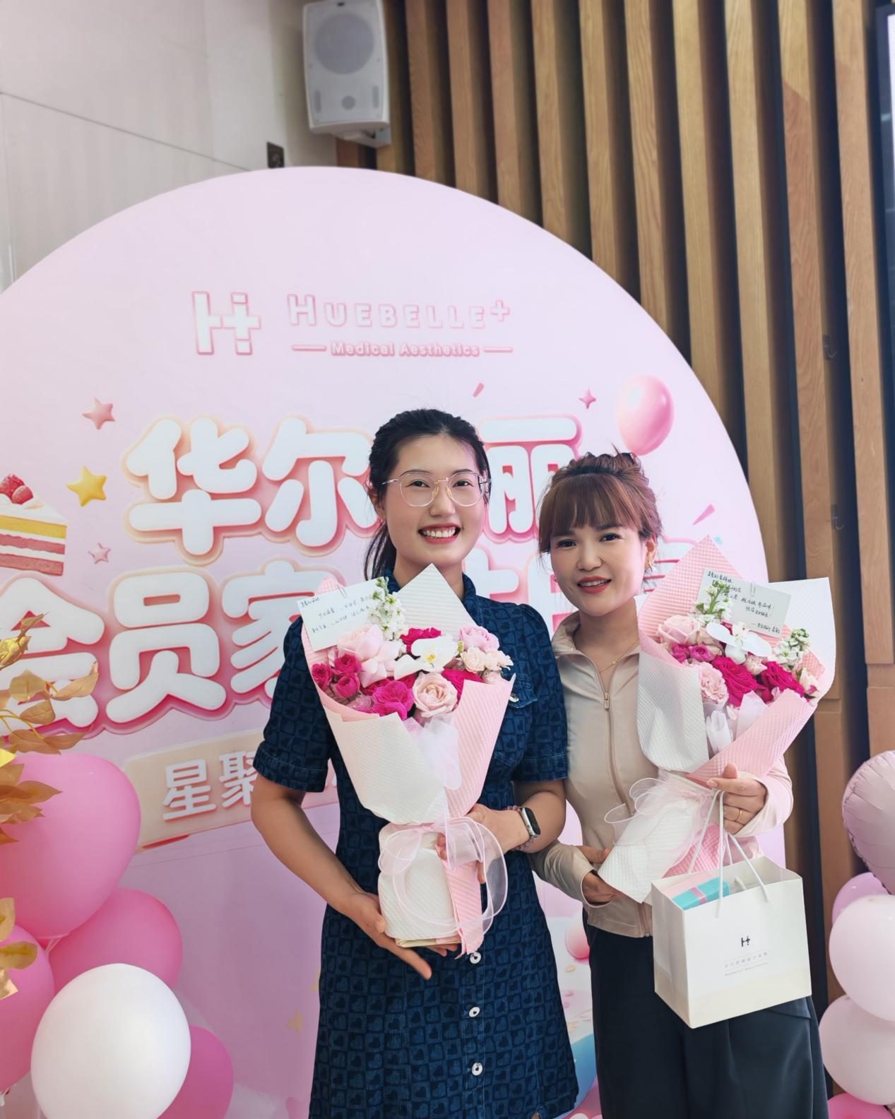 咨询师为寿星献上鲜花并合影留念