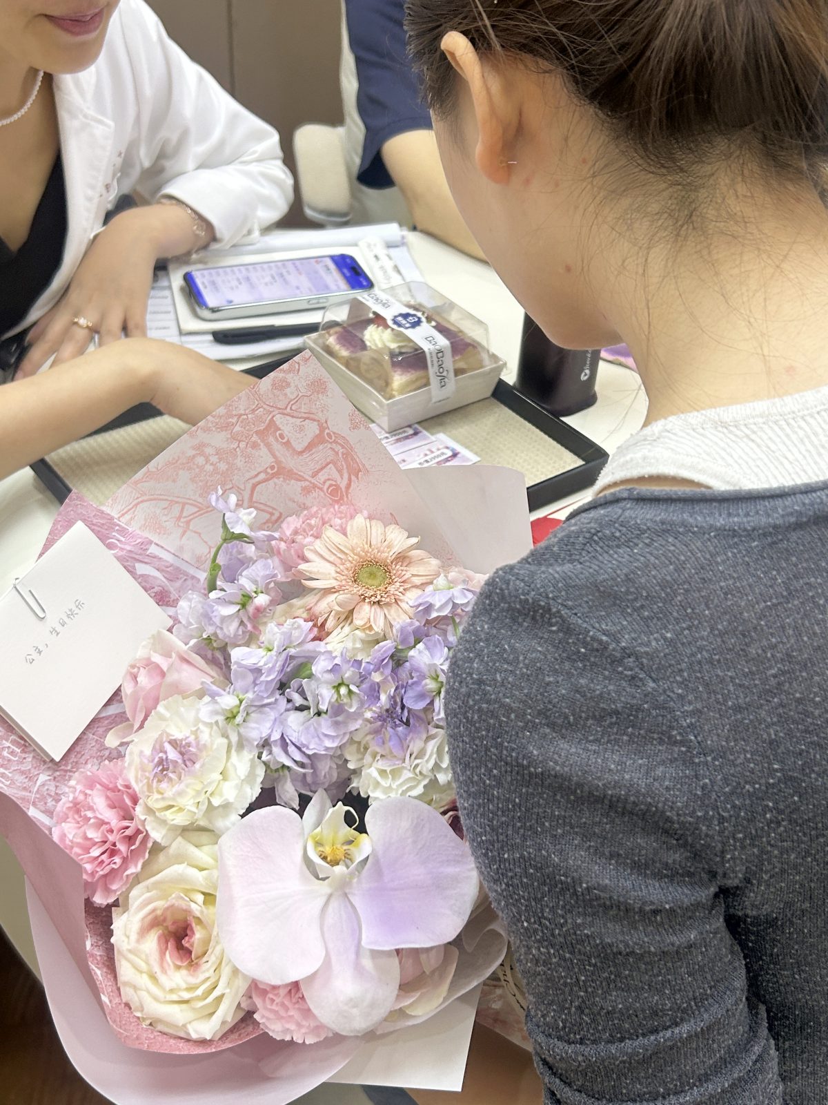 工作人员与十月寿星家人一对一专属庆祝，鲜花礼盒温馨相伴