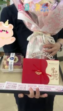 庆生托盘：生日快乐贴纸、芬芳花束与专属礼盒